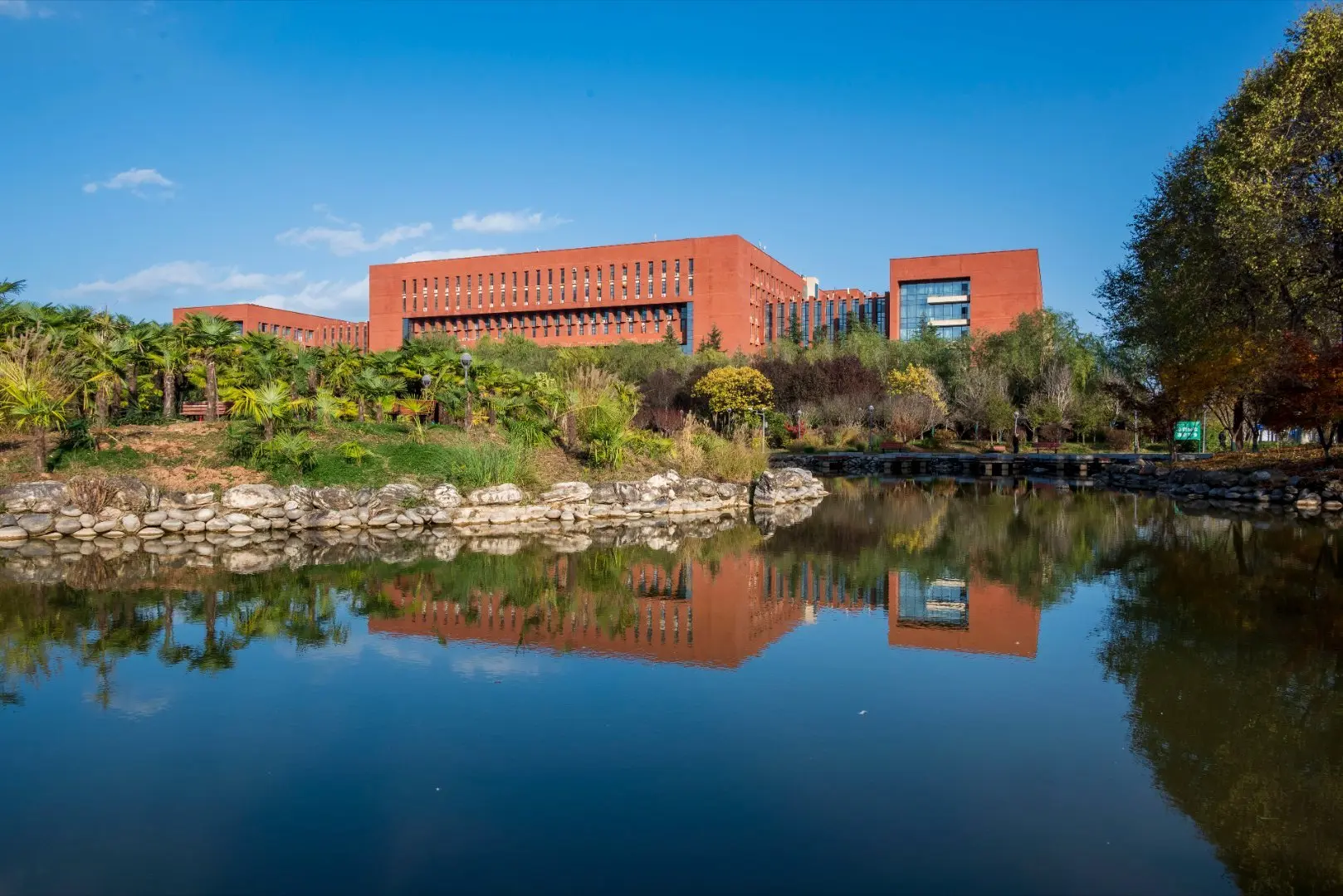 Northwest A&amp;F University building and lake
