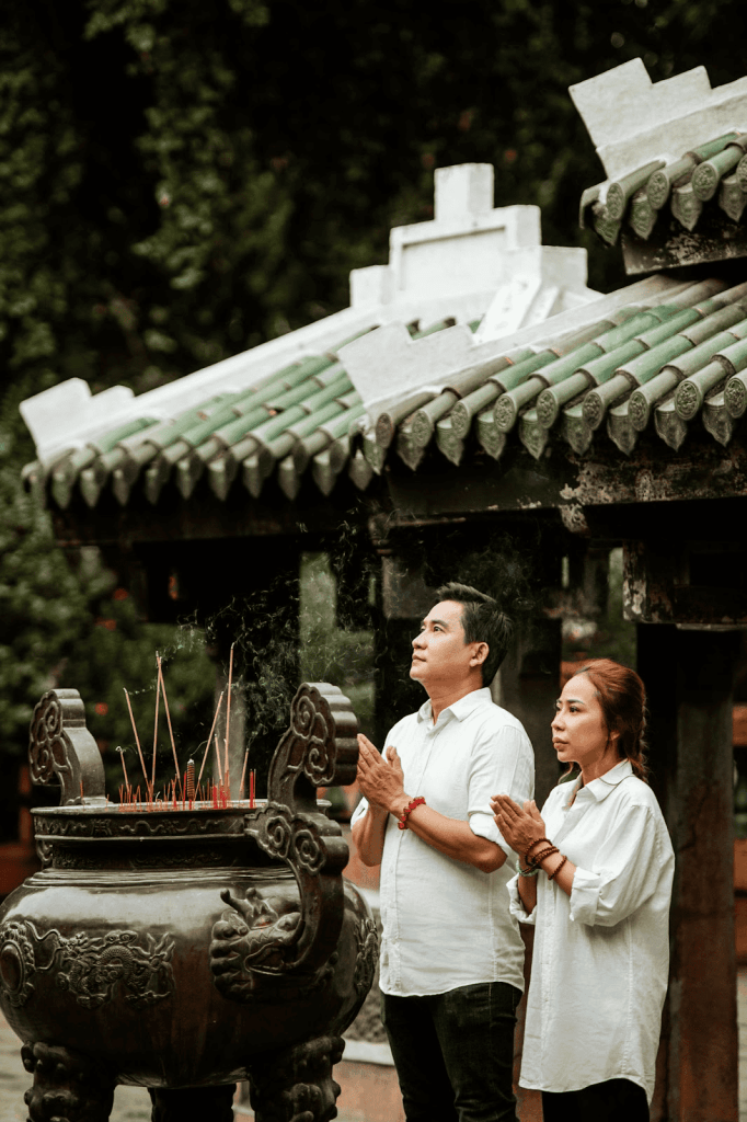 chinese man and chinese women praying