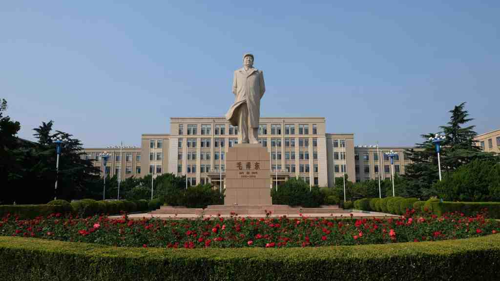 Mao Zedong statue in front of a campus building