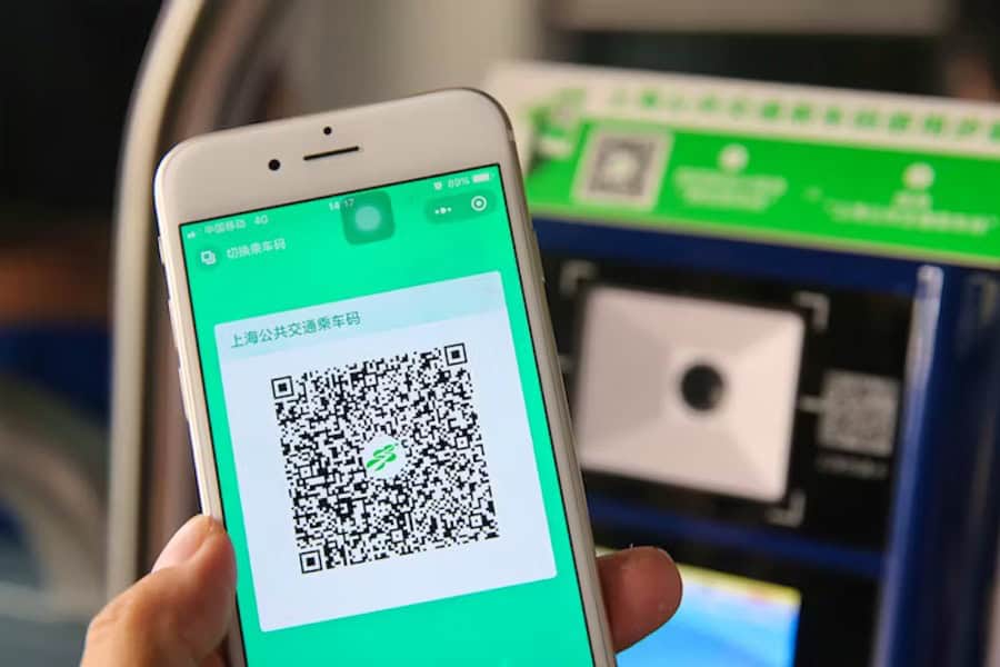 QR code for Chinese transport card application process, mobile payment, transit card registration, and travel documentation assistance.