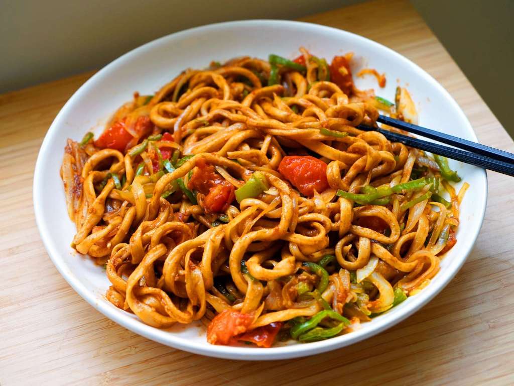 Stir-fried Chinese noodles with tomatoes and peppers